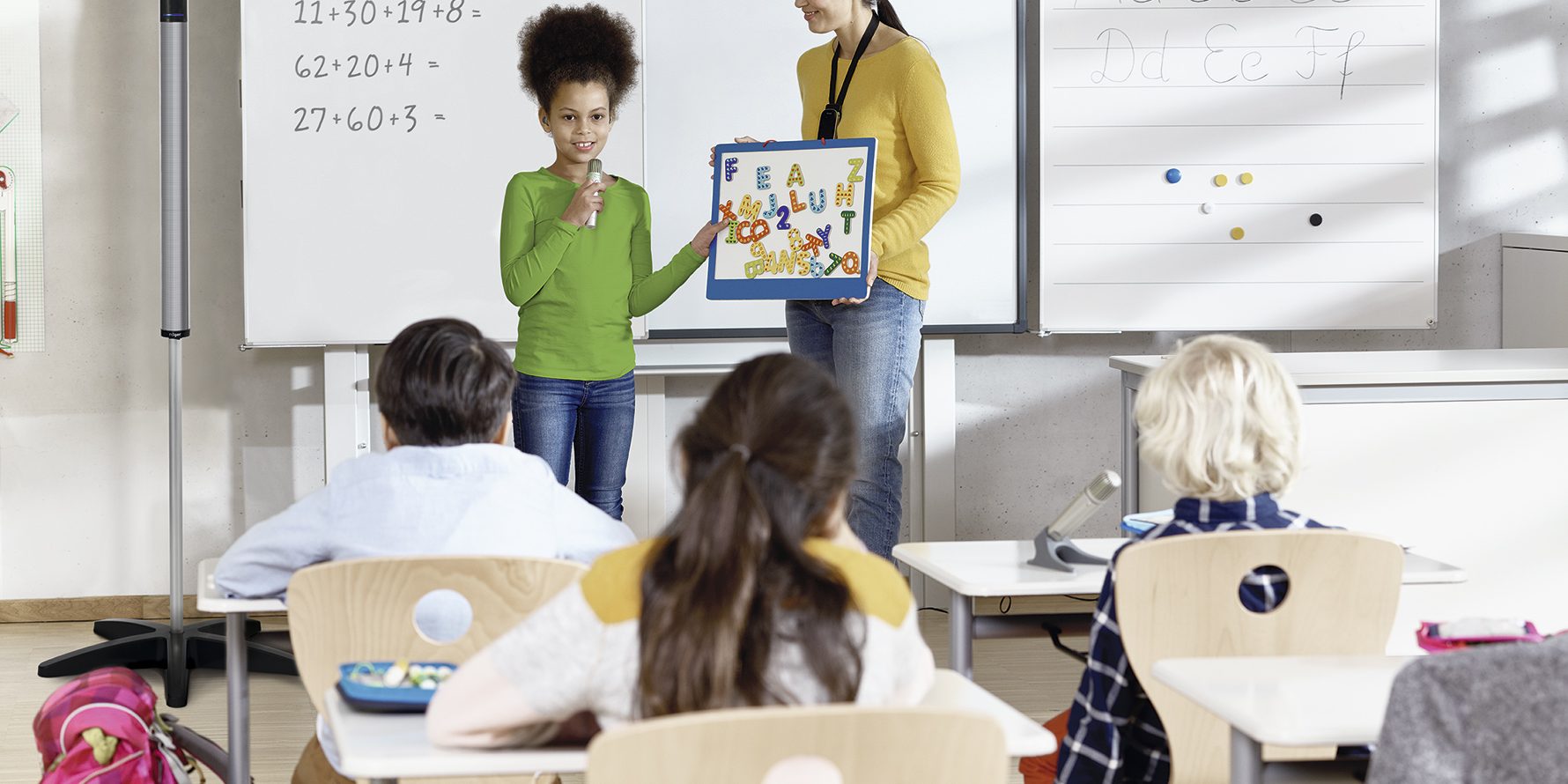 Pic_Pediatric_primary_school_girl_presenting_math_Roger_Touchscreen_Mic_Roger_Pass-around_Roger_SoundField
