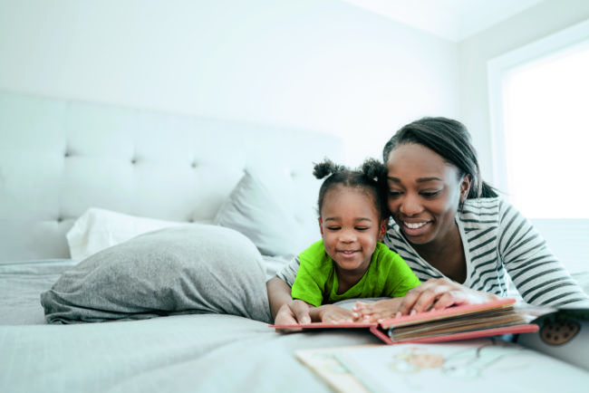 Pic_Pediatric_mom_daughter_bedroom_reading